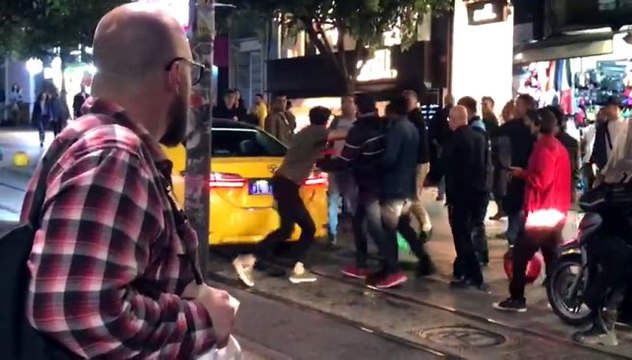(Özel) Taksiciden aracına tekme atan şahsa uçan tekme