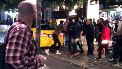 (Özel) Taksiciden aracına tekme atan şahsa uçan tekme