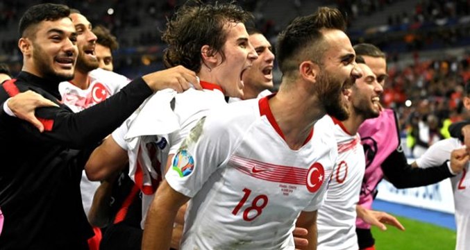 Alman basınından, asker selamı vermeyen Kaan Ayhan ve Kenan Karaman Milli Takım'dan atılabilir iddiası