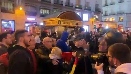 Unos patriotas españoles frenan a los insoportables golpistas del lazo amarillo