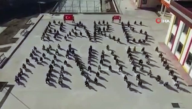 Okul bahçesine vücutlarıyla 'Barış Pınarı' yazdılar