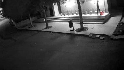 Hırsızın caminin musluklarını tekmeleyerek kırıp çaldığı anlar kamerada