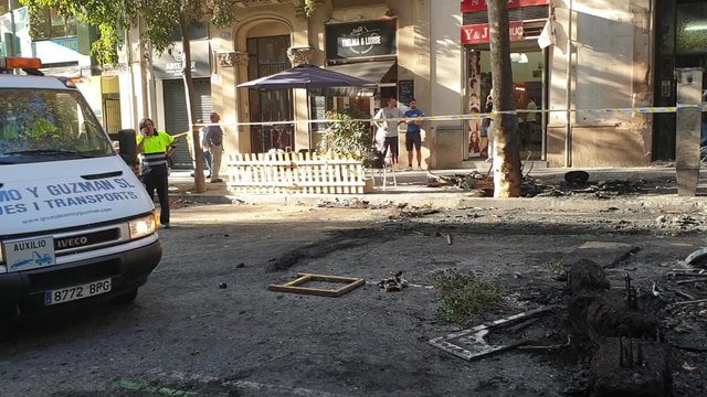 Retiran los vehículos carbonizados tras las protestas