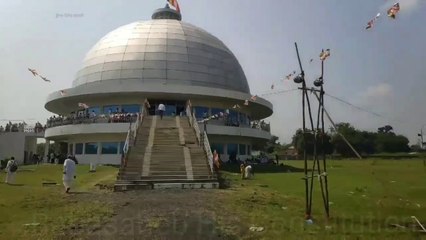 ड्रेगन पैलेस से चंद मिनटों की दूरी पर एक और रमणीय स्थल जहां बौद्ध समाज बाबासाहेब की मूर्ति को साक्षी मान कर कर रहे विवाह