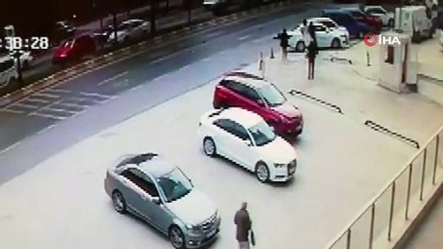 Çarpmanın etkisiyle metrelerce savrulan adam hayatını kaybetti; o anlar kamerada