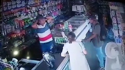 Inusitado: durante assalto, criminoso beija idosa na testa e diz que não levará o dinheiro dela