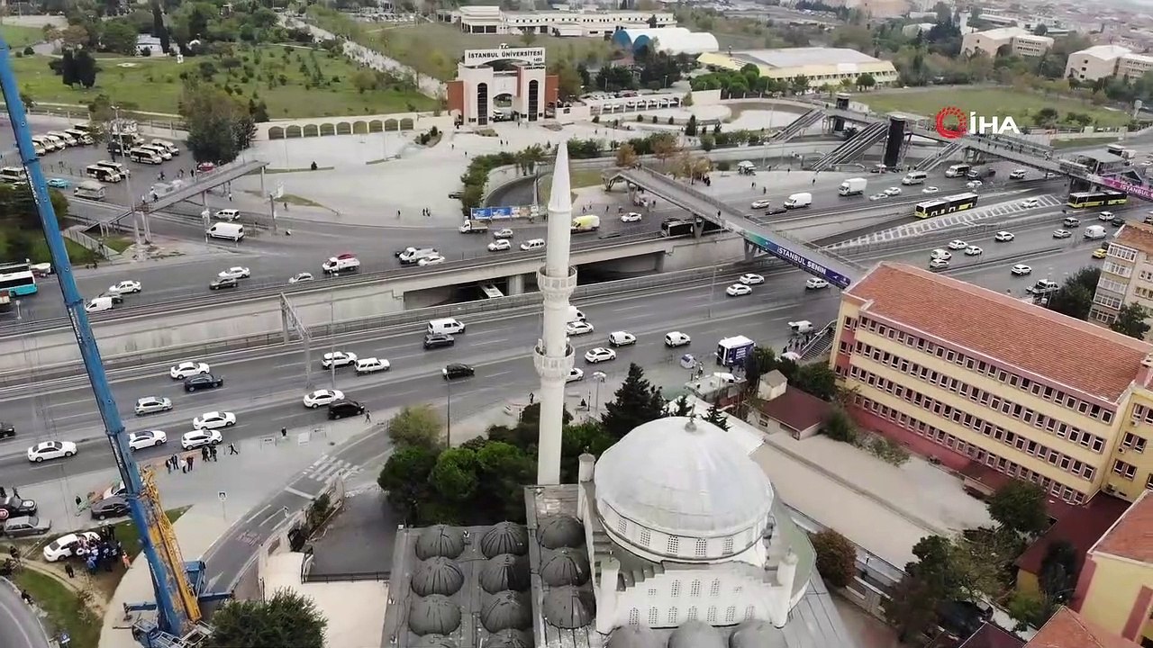Avcılar'da minaresi yıkılan caminin diğer minaresinin de sökümüne başlandı