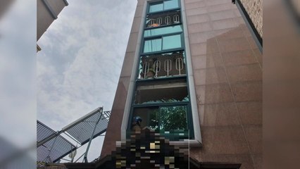 다세대주택에서 가스 폭발로 2명 다쳐..."가스 호스 자른 흔적" / YTN