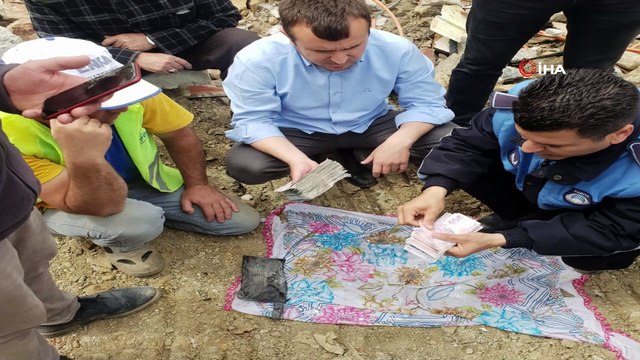 4 katlı binanın enkazında kalan ziynet eşyaları ve paralar sahibine teslim edildi