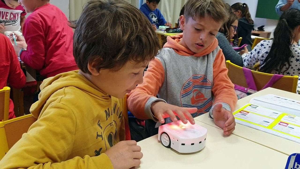 Maxence et Corentin se familiarisent avec le robot