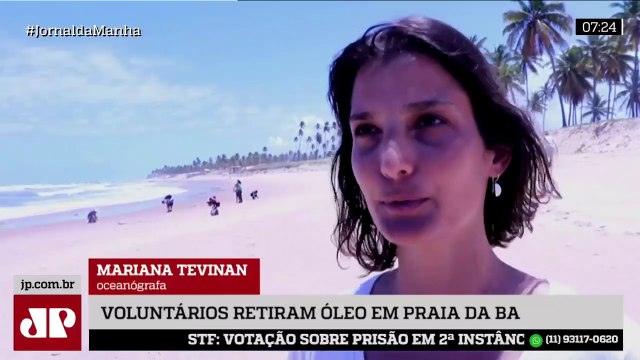 Voluntários removem petróleo das areias de praias em Salvador