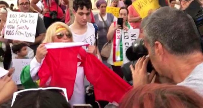 İsrail'de terör örgütü YPG/PKK'ya destek eyleminde Türk bayrağına çirkin saldırı