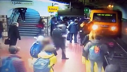 Terror y suspenso en el subte de la línea D cuando una señora cae a las vías