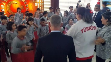 Çocuklardan milli boksör Elif Güneri'ye tebrik sarılması