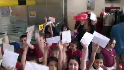Öğrencilerden Mehmetçiğe fıstıklı lokumlu mektup