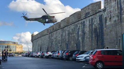 Un hélicoptère de l’armée de Terre survole  Saint-Malo