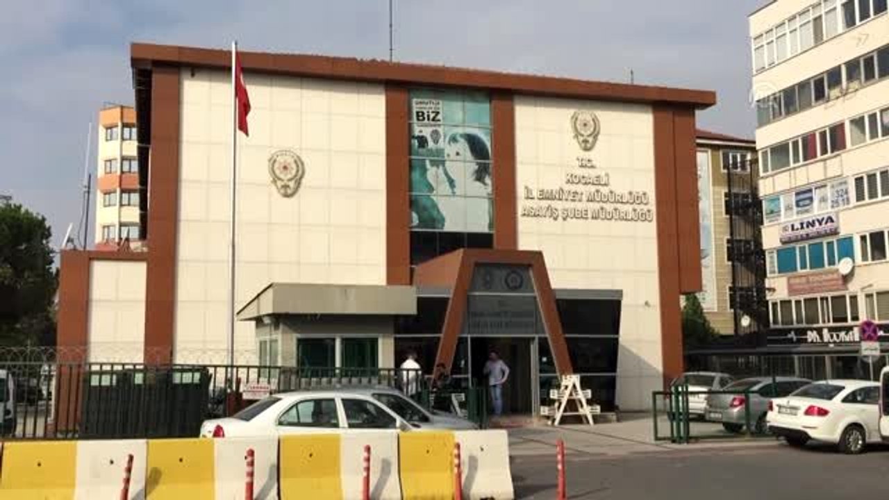 Hırsızlık yaparken ev sahibine yakalandılar