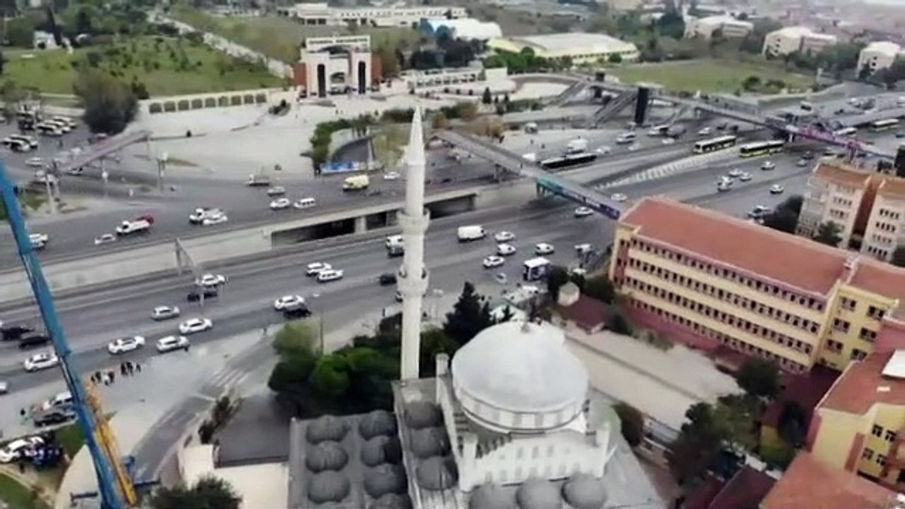 Avcılar'da minaresi yıkılan caminin diğer minaresinin de sökümüne başlandı