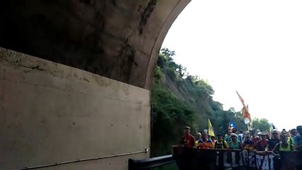 La marxa de Berga canta Els Segadors quan creua  el túnel del Collcardús (17-10-19)