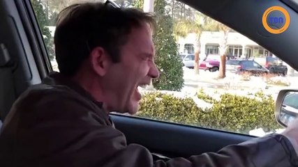 Atteint du fou rire du Joker, sa vie est un enfer