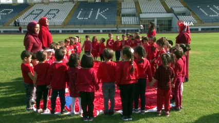 Türk bayrağı etrafında toplanan miniklerden Mehmetçiğe destek