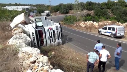 Blok mermer taşıyan tır devrildi