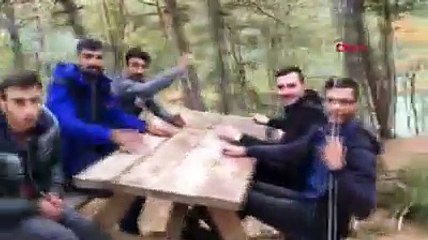 Piknik masasını salıncak yaptılar