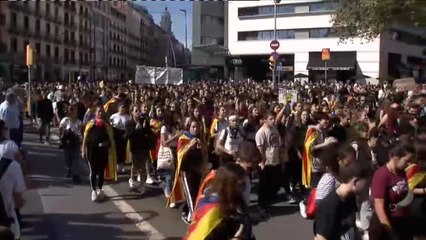 Miles de estudiantes se manifiestan en Barcelona ante la "represión" de la policía