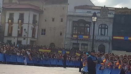 Oviedo espera a la Familia Real ante la Catedral