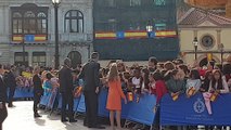 El Rey y la Infanta Leonor saludan a su llegada a Oviedo