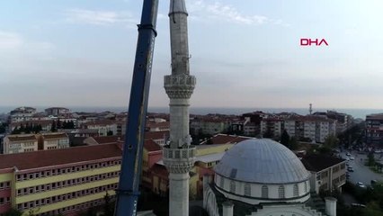 Depremde caminin minaresi yıkılmıştı; diğer minarenin sökümü yapılıyor