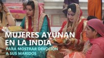 Casadas en la India ayunan para mostrar devoción a sus maridos