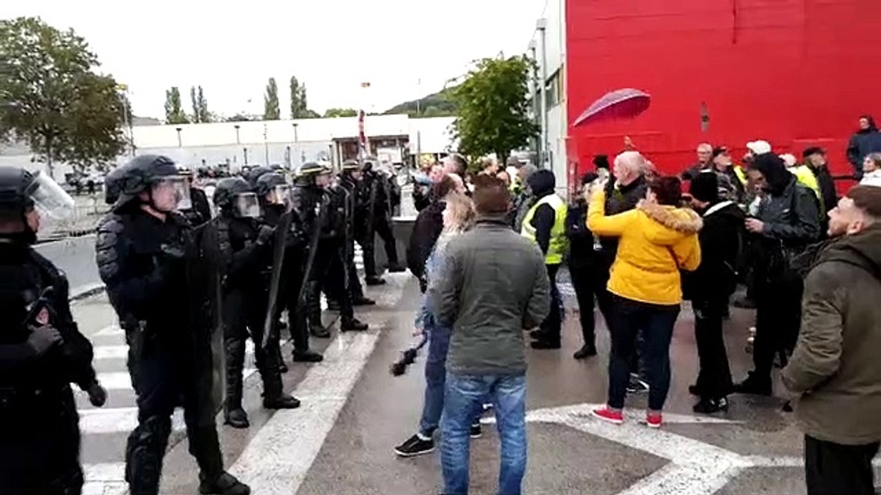 Lons-le-Saunier : les syndicats en marge de la visite d'Edouard Philippe se sont déplacés jusqu'au Géant Casino