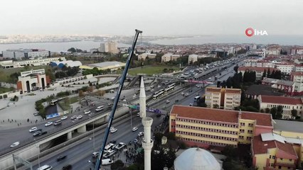 Avcılar’da depremde zarar gören caminin ikinci minaresinin sökümü havadan görüntülendi