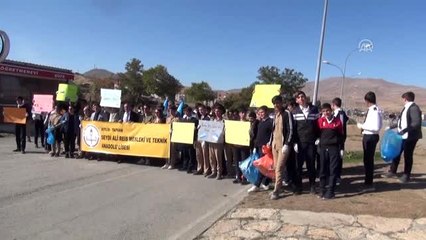 Lise öğrencileri Van Gölü sahilinde çöp topladı