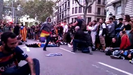 Els manifestants fan esport en la manifestació del CDR (17-10-19)