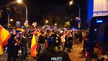 Manifestantes de extrema derecha cantan el 'Cara al sol'