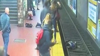 Mujer sobrevive tras caer al metro de Buenos Aires por desmayo de un hombre