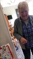 Elle surprend sa grand-mère... tous les jours !