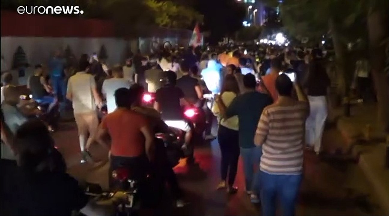 مئات اللبنانيين يخرجون إلى الشارع احتجاجاً على "رسوم واتسآب"