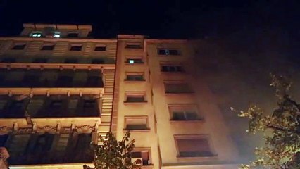 Vecinos lanzan agua desde los balcones para apagar los fuegos
