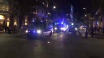 Los Mossos intentan dispersar a ultras y antifascistas en el centro de Barcelona