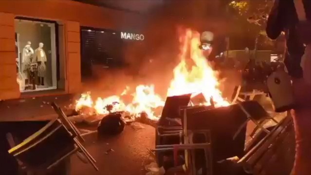 Queman la tienda de Mango de Las Ramblas de Barcelona