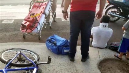 下载视频: Ciclista fica ferido ao ser atingido por carro na Avenida Tito Muffato