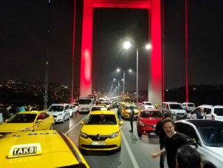 Köprüdeki silahlı şahıs polis ekiplerine teslim oldu