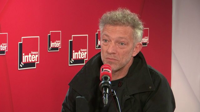 Vincent Cassel : On est en train d'assister aux derniers soubresauts d'un dinosaure qui s'appelle Hollywood, qui sent qu'il est en train de mourir (...) et les séries sont là, avec une liberté de ton, pour nous sauver