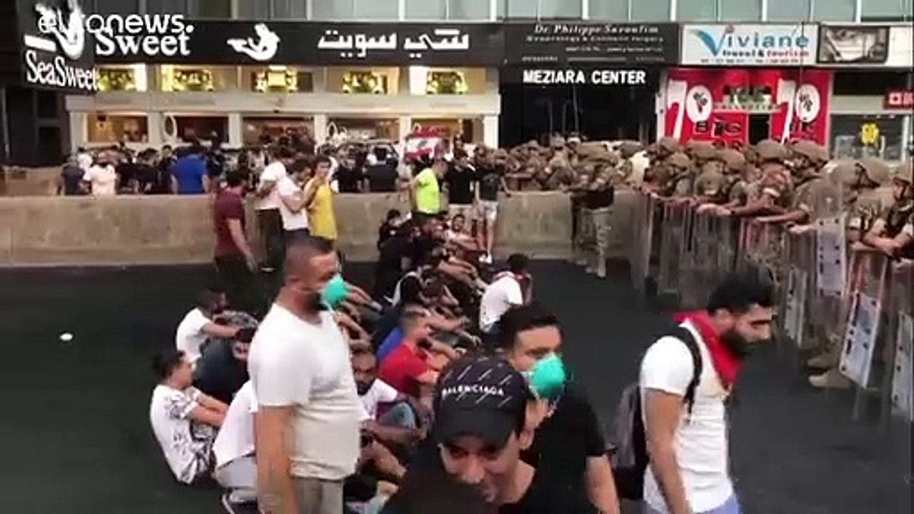 بعد حرائق الغابات.. ضريبة واتساب تشعل لبنان ضد سياسة "قتل الفقراء بدل الفقر"