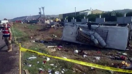 Narenciye işçilerini taşıyan minibüsle tır çarpıştı: 1 ölü, 26 yaralı - HATAY
