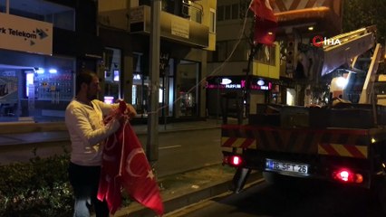 Mehmetçiğe destek için şehrin göbeğine 1 kilometre boyunca Türk bayrağı astılar