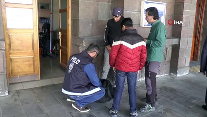 Kaçak Afgan uyruklu 5 kişi Doğu Ekspresine binerken polise yakalandı